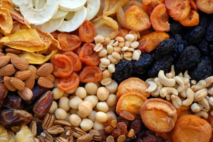 Trái cây tươi cắt lát chờ vào khay sấy