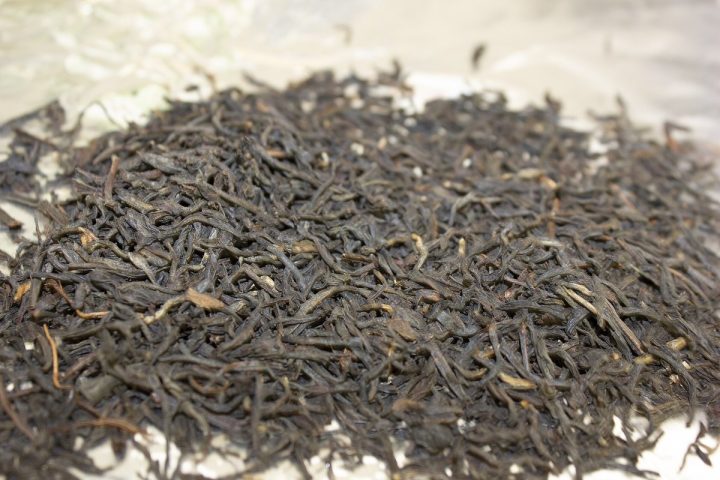 Nguyên liệu lá trà xanh trước khi đưa vào mẻ sấy tại xưởng gia công