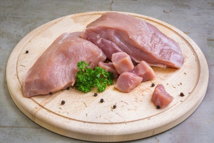 Nguyên liệu thịt lợn trước khi đưa vào mẻ sấy tại xưởng gia công