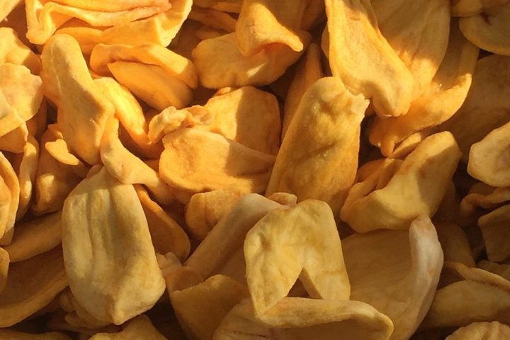 Nguyên liệu mít trước khi đưa vào mẻ sấy tại xưởng gia công