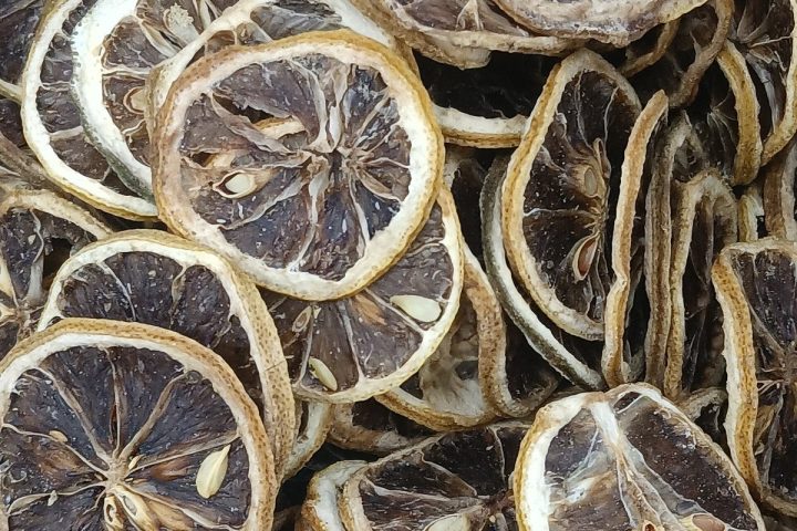 Nguyên liệu chanh trước khi đưa vào mẻ sấy tại xưởng gia công
