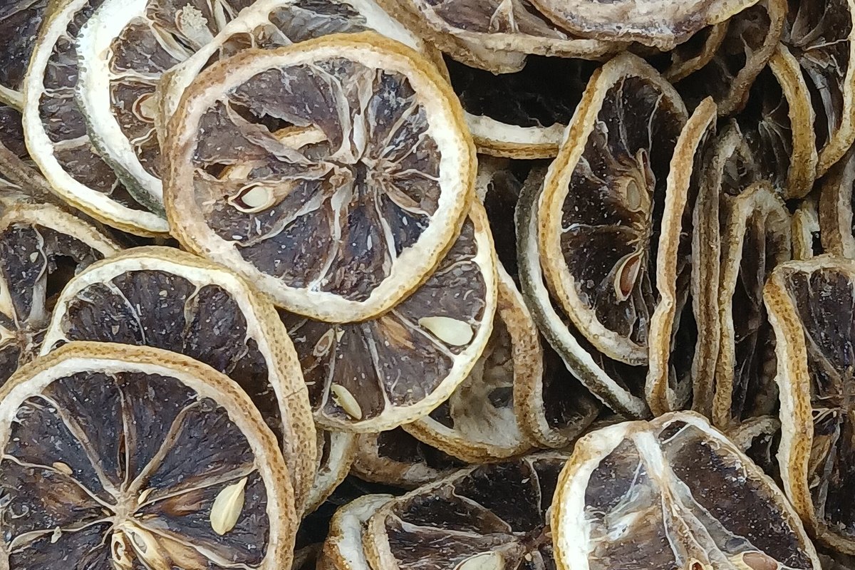 Nguyên liệu chanh trước khi đưa vào mẻ sấy tại xưởng gia công