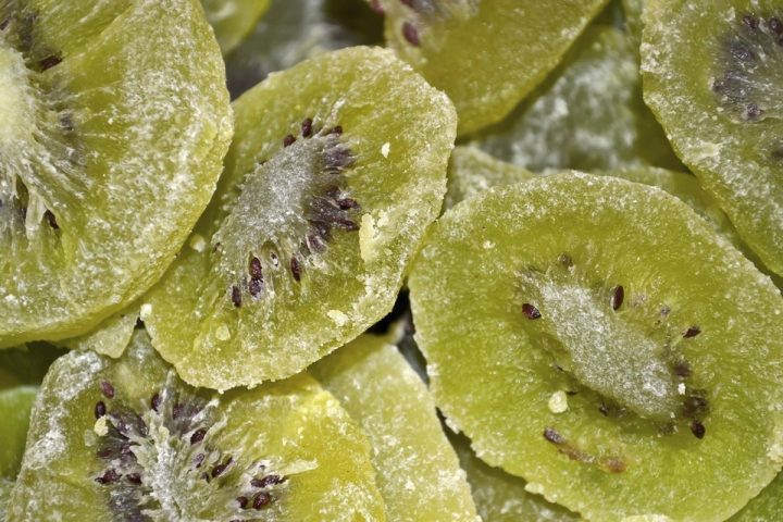 Nguyên liệu kiwi trước khi đưa vào mẻ sấy tại xưởng gia công