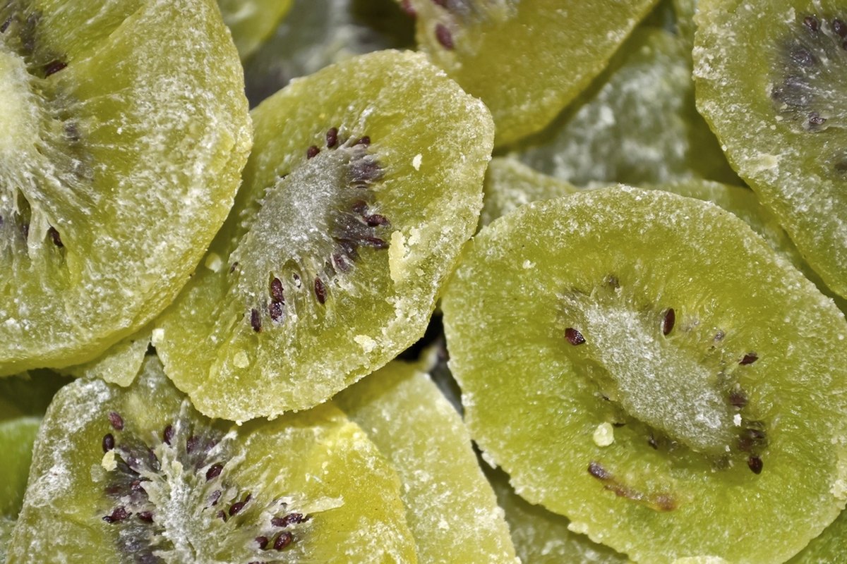 Nguyên liệu kiwi trước khi đưa vào mẻ sấy tại xưởng gia công